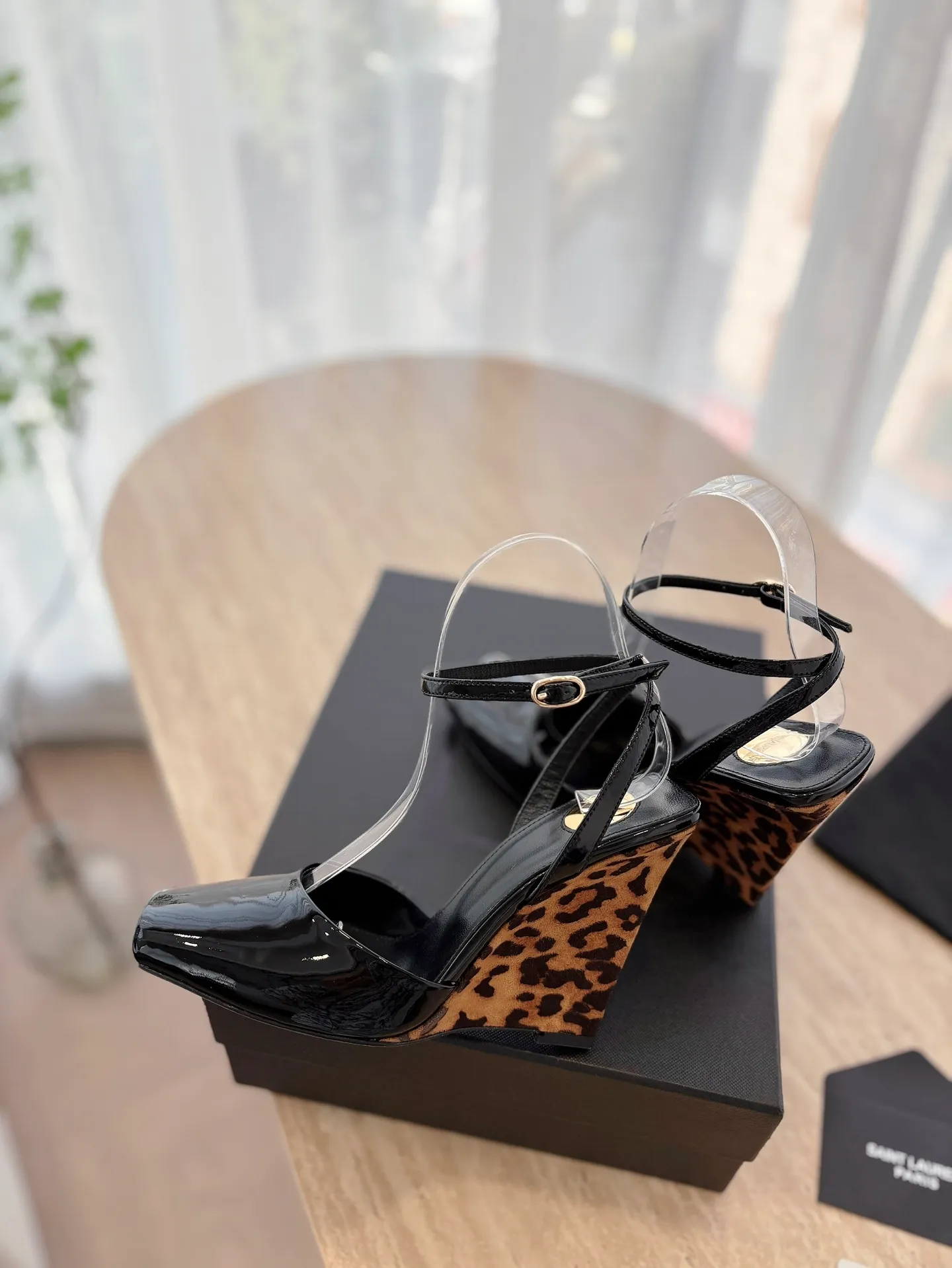 👟👟Ex-factory price 600👟👟 High version "SAINT LAUREN*" Saint Laurent ysl 25ss/new spring and summer catwalk style large rhinestone high-heeled shoes and sandals. Only YSL understands women's hearts best and does not accept refutation. It is a super invincible feminine artifact and a must-have for women (z-product full-body customization, own molded hardware accessories, perfect consistency). Compare the differences between pictures and goods on the market. ✔Upper: Customized imported silk ✔Lining: Imported 🐑Sheep leather ✔Sole: Imported genuine leather outsole ✔Heel height: 10.5cm ✔Number of yards: 35-39 (40 can be customized and non-returnable) (Full set of packaging)